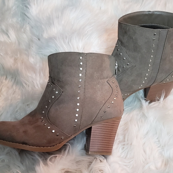 ๐บ NEW! Torrid: 8 (WW) Faux Suede Studded Booties - Picture 3 of 4